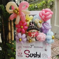 Bảng hoa bong bóng sinh nhật, chủ đề Bé và Vườn Hoa, tone hồng pastel - Sushi