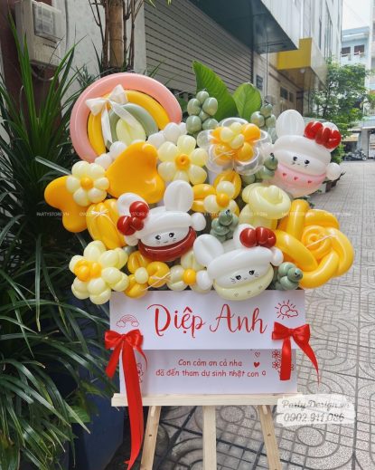 Bảng hoa bong bóng sinh nhật, chủ đề Hello Kitty, tone vàng – Diệp Anh