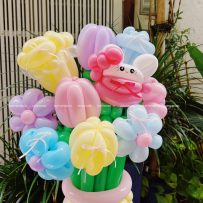 Bó hoa bong bóng nhiều màu sắc rực rỡ kèm mèo Hello Kitty