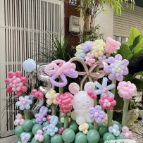 Khu vườn hoa bong bóng sinh nhật cùng các bé Thỏ tinh nghịch đáng yêu tone màu hồng pastel