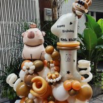 Trụ bong bóng sinh nhật tạo hình chủ đề Capybara, tone màu nâu beige