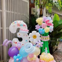 Trụ bong bóng sinh nhật tạo hình chủ đề Hello Kitty cùng vườn hoa, tone màu pastel