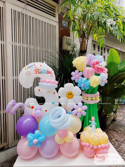 Trụ bong bóng sinh nhật tạo hình chủ đề Hello Kitty cùng vườn hoa, tone màu pastel